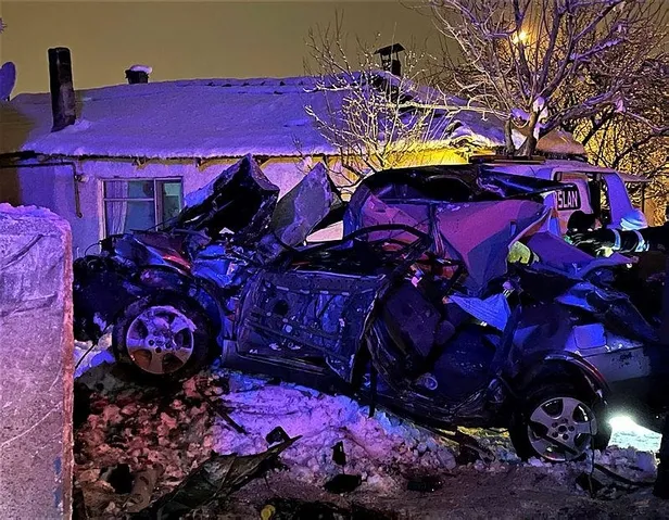 burdurda-iistinat-duvarina-carparak-hurdaya-donen-otomobilde-4-genc-hayatini-kaybetti-1646446339305.jpeg Burdur'da istinat duvarına çarparak hurdaya dönen otomobilde 4 genç hayatını kaybetti-5