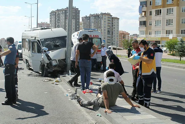 Kayseri'de yoldan çıkan kamyon işçi taşıyan minibüse çarptı: 10 yaralı!-1