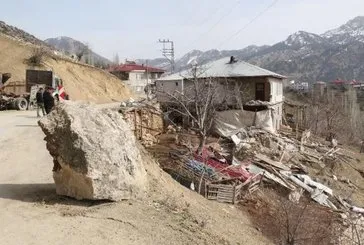 Depremde mahalleye kaya parçası düştü