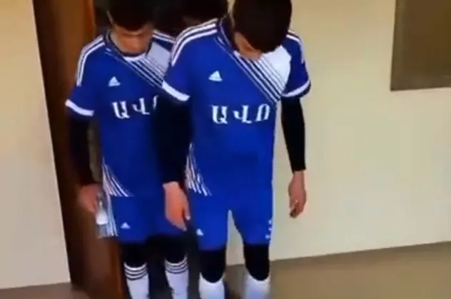 Ermeni futbolculardan skandal hareket! Azerbaycan bayrağının üzerine basıp ayaklarını sildiler