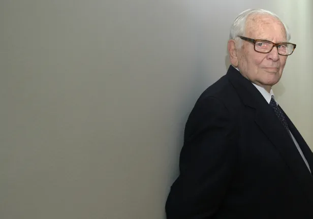 pierre-cardin-kimdir-pierre-cardin-neden-oldu-iste-hayatina-dair-bilgiler-1609244568832.jpg