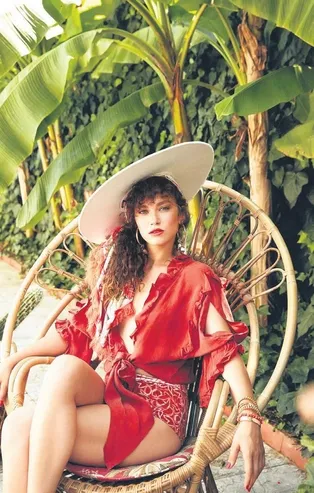 Umut Evirgen'le bir aydır aşk yaşayan Melisa Şenolsun şaşırttı! Birçok yakışıklı oyuncuyu...