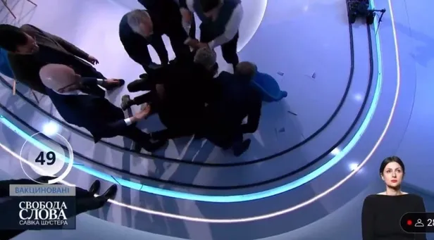 Ukrayna'da Rus yanlısı milletvekili Nestor Shufrych yumruğu yedi! Canlı yayında tekme tokatlı kavga-2