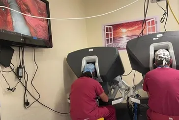 Türk cerrah İngiltere’de tarih yazdı: Prof. Dr. Oktar Asoğlu canlı yayında robotik kanser ameliyatı yaptı