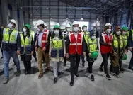 CHPden başörtülü poz kurgusu mu? Kemal Kılıçdaroğlunun yanındaki iki başörtülü kişinin baret takmamaları dikkat çekti