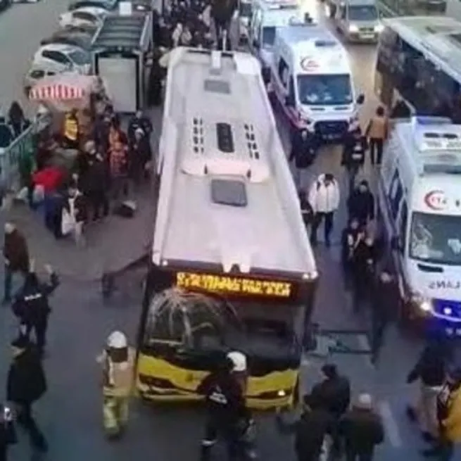Son dakika: Yandaşa ihalenin faturası ağır oluyor! Bahçelievlerde İETT otobüsü durağa daldı: 1 ölü 4 yaralı