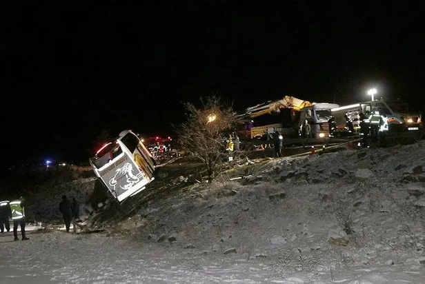 kayseride-kontrolden-cikan-yolcu-otobusu-sarampole-devrildi-olu-ve-yaralilar-var-1674959625702.jpeg Kayseri'de kontrolden çıkan yolcu otobüsü şarampole devrildi! Ölü ve yaralılar var-4
