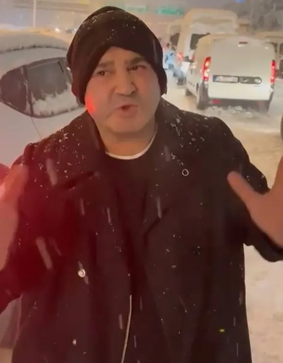 istanbulda-ulasim-cileye-dondu-yolda-mahsur-kalan-safak-sezer-yardim-istedi-allah-rizasi-icin-sesimizi-duyun-1643059166875.jpg