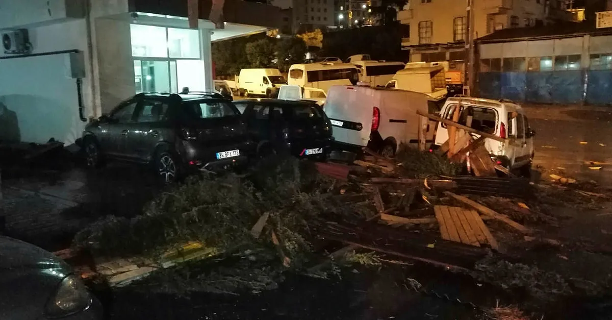 Maltepe'de şiddetli rüzgarda binanın çatısı uçtu: 5 otomobil zarar gördü