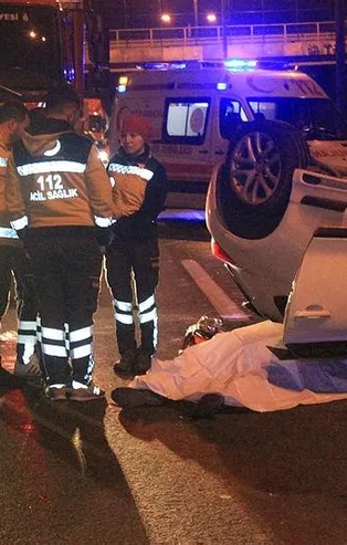 Son dakika: TEM'de feci kaza: Otomobil kamyona çarpıp takla attı: 2 ölü, 1 ağır yaralı