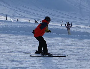 Acı görsel: Boluda yangın faciası sonrası tatilciler kayak yapmaya devam etti