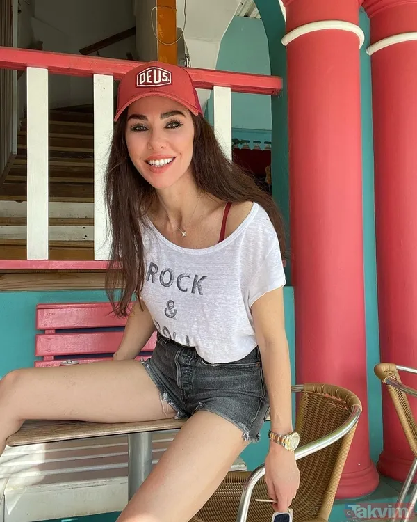 50’lik Defne Samyeli leopar desenli bikinisiyle denizden salına salına çıktı! Deren Talu’dan yorum gecikmedi! Yakın çekim yayınlayan Defne... - 6