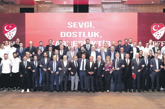 Türk futbolu Riva'da birlik mesajı verdi! TFF ve Süper Lig başkanları bir araya geldi