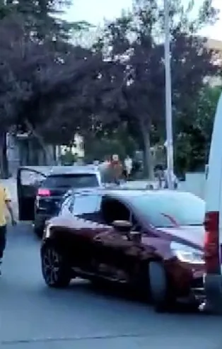 Beylikdüzü'nde dehşet anları kamerada: Otomobili yayaların üzerine sürdü!