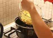 Lokantacıların gizli sırrı ortaya çıktı! 1 yemek kaşığı koymak yeterli! Çıtır çıtır patates kızartması meğer...