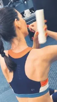 Sosyetik Yasemin Özilhan karantinada da spordan vazgeçmedi! Sırt ve kol kasları dikkat çekti-2