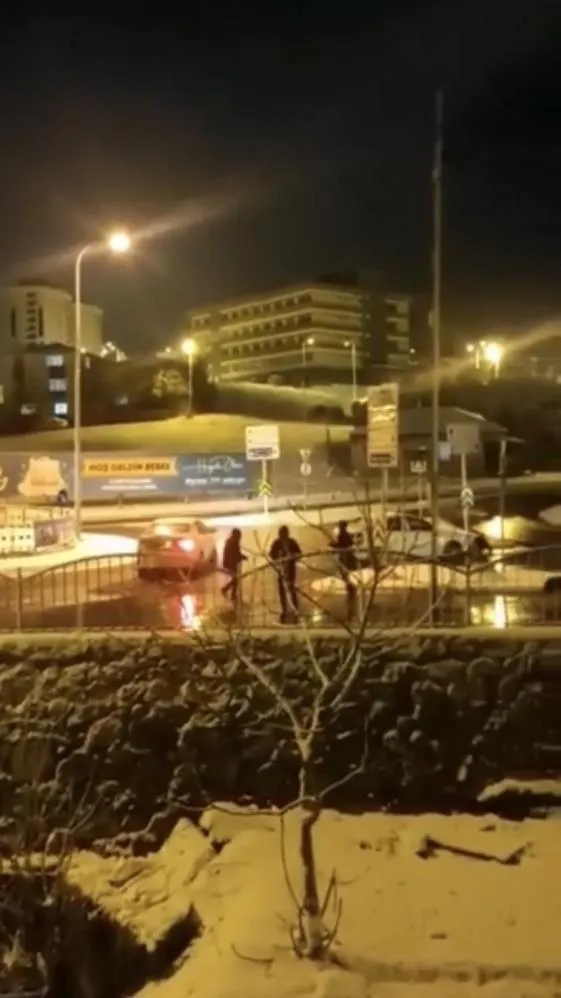 Pendik’de 4 kişinin ölümden döndüğü kaza kamerada-5