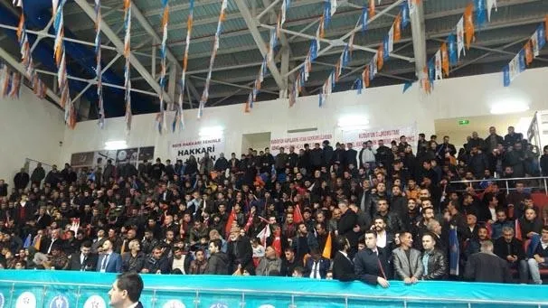 Hakkari Türk bayraklarıyla oraya koştu-7