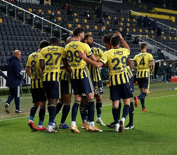 medipol-basaksehir-kadikoyde-kizardi-ms-fenerbahce-4-1-basaksehir-1608746162088.jpeg