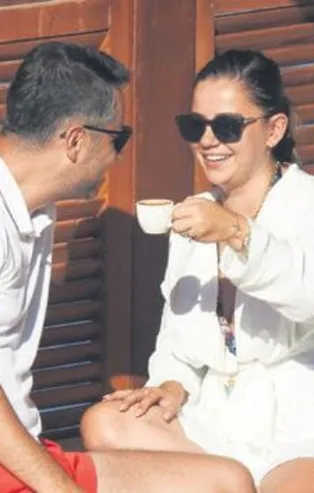 Merve Özbey eşi Kenan Koçak'a elleriyle kahve içirdi