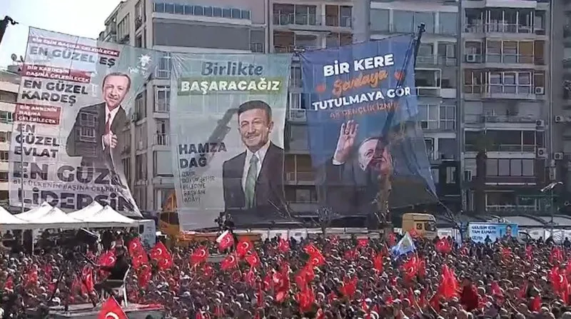 Miting alanında Başkan Erdoğan için açılan destek pankartları