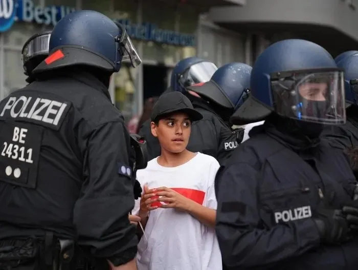alman-polisinden-skandal-hollanda-turkiye-maci-oncesi-bozkurt-selami-veren-turk-taraftarlar-gozaltina-alindi-1720285007115.jpeg