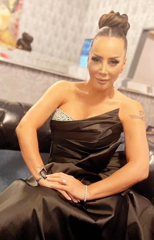 46lik-asenanin-son-hali-soke-edecek-ibrahim-tatlisesin-favori-oryantaliydi-yillar-kimseyi-affetmiyor-1700318075474.jpg İbrahim Tatlıses'in favori oryantaliydi! 46'lık Asena'nın son hali şoke edecek! "Yıllar kimseye acımıyor..."-3