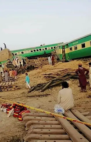 Pakistan'da yaşanan tren kazasının bilançosu artıyor