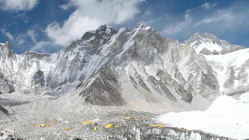everest-yolunda-30-metrelik-engel-mahsur-kalan-yuzlerce-dagci-icin-yeni-rota-1777470002185.jpg Everest yolunda 30 metrelik engel: Mahsur kalan yüzlerce dağcı için yeni rota-4