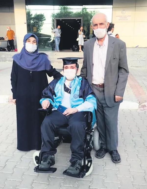 Kocaeli'de yaşayan Furkan Aktaş, kas erimesi hastalığıyla dünyaya geldi!-1