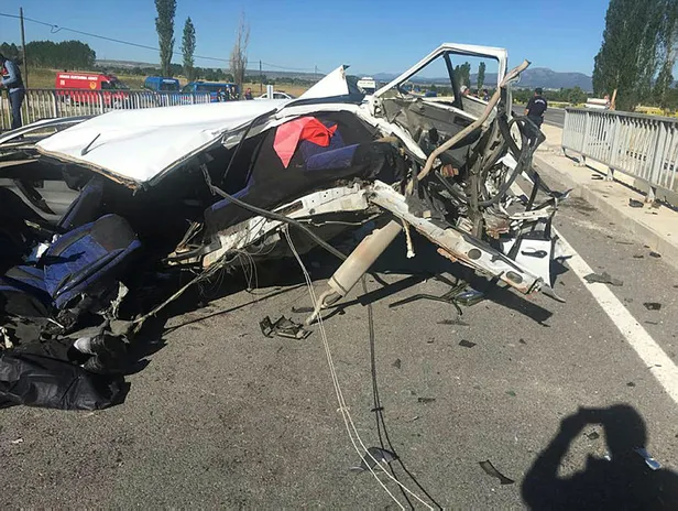 Kütahya'da düğün dönüşü korkunç kaza! Otomobil kağıt gibi parçalandı-2