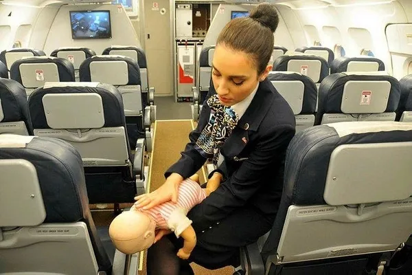 Türk Hava Yolları (THY) kabin memuru nefes borusu tıkanan bebeğin hayatını kurtardı-4