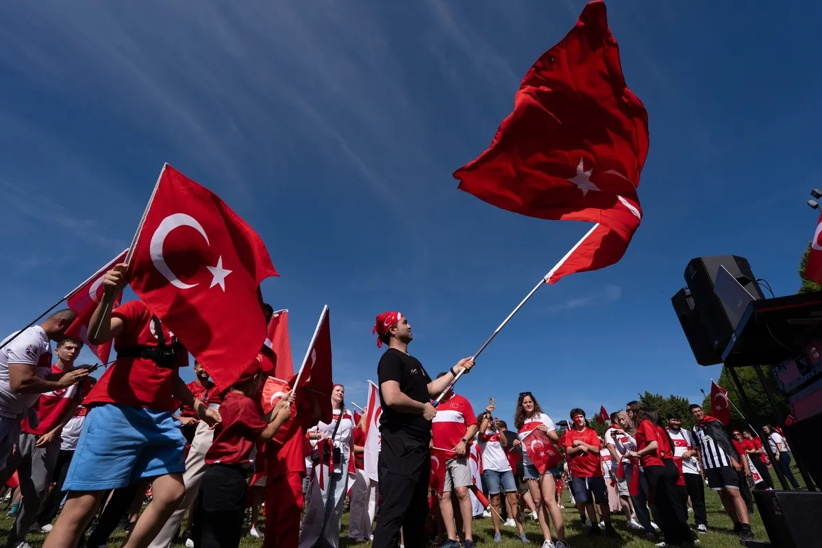 Ay-yıldız kıyam! Önce namaza sonra meydanlara: A Milli Takım'a tekbirlerle destek-6