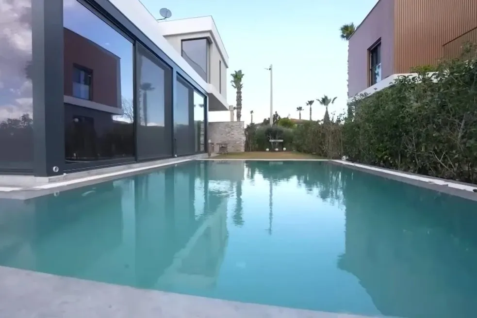 Yemyeşil bir bahçe ve devasa bir havuz! - 2