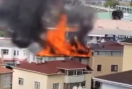 5 katlı binanın çatısında yangın!