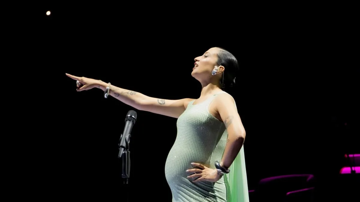 Hamileliğine rağmen sahneden inmiyor! Melike Şahin oturarak konser verdi