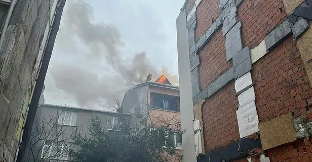 Bayrampaşa’da korkutan yangın! 4 katlı binanın çatısı alev aldı