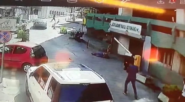 bursada-aci-olay-dengesini-kaybeden-adam-katli-otoparkin-3uncu-katindan-dustu-1632151512801.jpeg Bursa'da acı olay! Dengesini kaybeden adam katlı otoparkın 3'üncü katından düştü-4