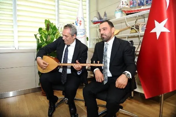 Hamza Yerlikaya ve Yavuz Bingöl, Cumhurbaşkanı Erdoğan ve Mehmetçikler için 'Bil Oğlum' türküsünü söyledi-1