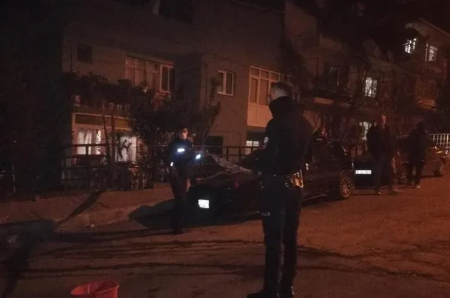 SON DAKİKA: İzmir’de gece yarısı silahlı kavga: 1’i kadın 4 yaralı