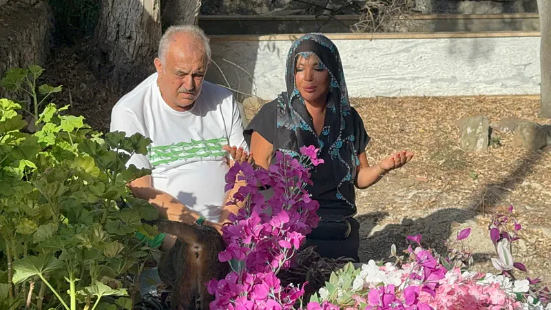 safiye-soyman-oglu-harun-akarozu-mezari-basinda-andi-1785236168544.jpeg Safiye Soyman 2024'te vefat eden oğlu Harun Akaröz'ü gözyaşlarıyla andı: “Bu acı sönmüyor”-4