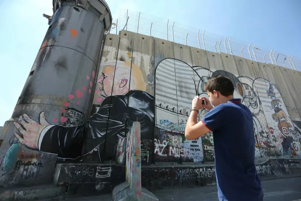 Ayrım Duvarı'nda Trump grafitisi-1