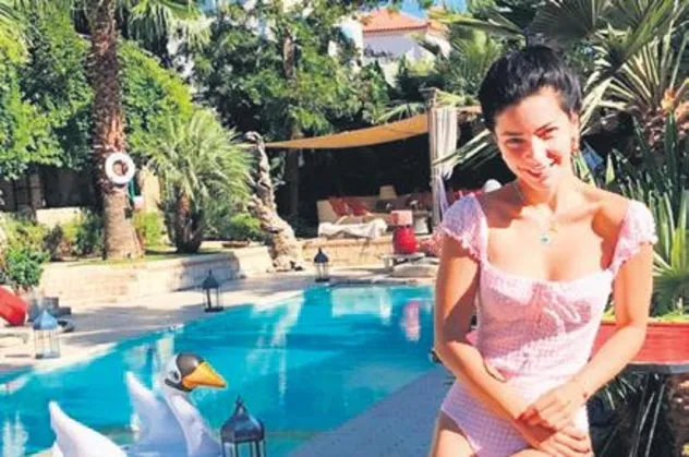 Merve Boluğur'un yüzü gülüyor