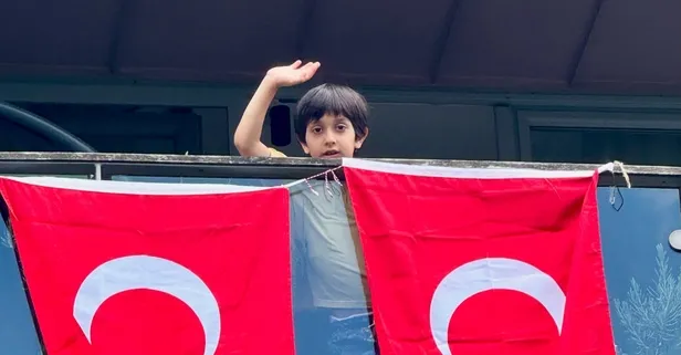 Başkan Erdoğan çağrı yaptı balkonlara bayraklar asıldı: Hürriyet ve istiklal sancağımız gururla dalgalansın