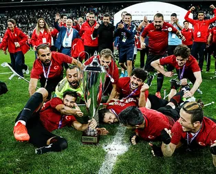 Turkiye kahramanları bağrına bastı