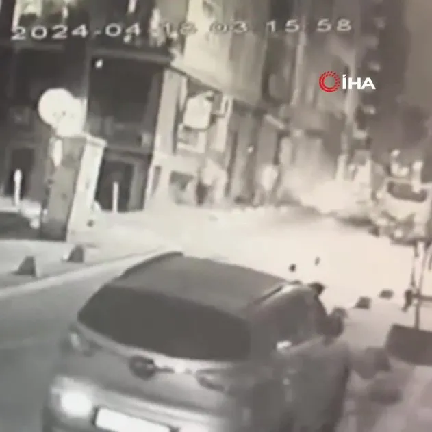 Kadıköy Osmanağa Mahallesi’nde bıçaklı saldırı! 3 kişi 8 yerinden bıçakladı! İmdat çığlıklarına taksici yetişti! O anlar kamerada!