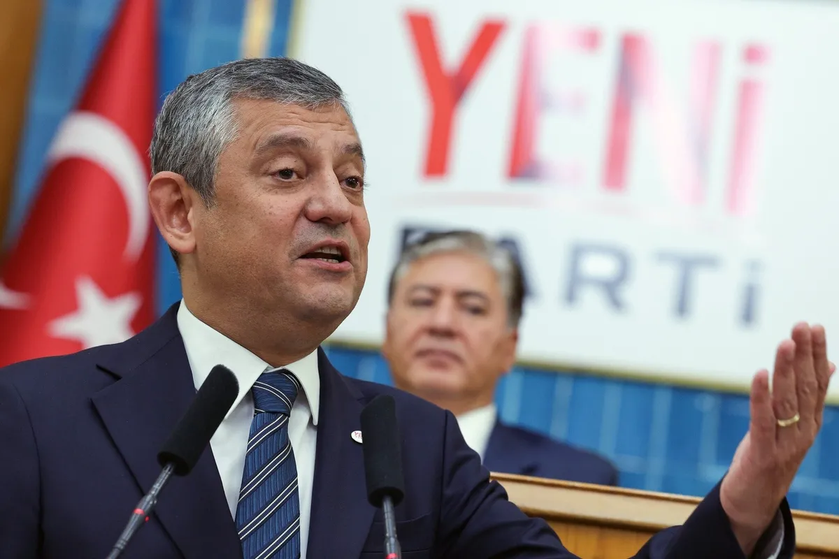 ozgur-ozel-kendisiyle-celisti-sutte-leke-var-onda-yok-1791292166843.jpeg Özgür Özel'in "Sütte leke var, onda yok" çelişkisi! "Ferdi Zeyrek'ten başkası için söylemedim" dedi, arşiv yalanladı-3