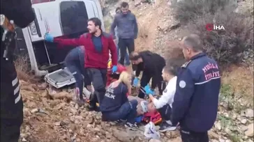 Muğla’da yolcu minibüsü şarampole devrildi: 13 yaralı