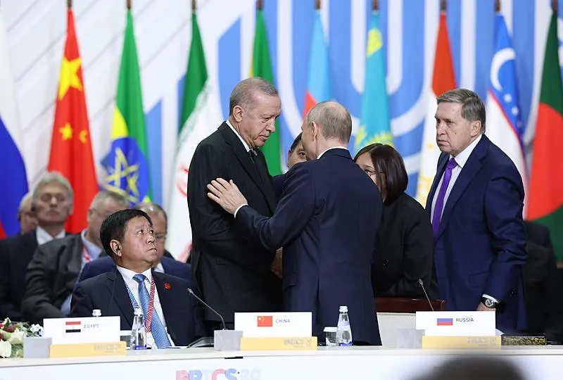 Başkan Erdoğan, Rusya Devlet Başkanı Vladimir Putin ile selamlaştı. (AA)