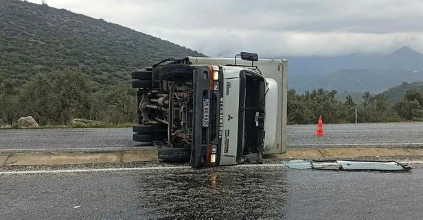 Feci kaza! Kontrolden çıkan kamyon yola devrildi